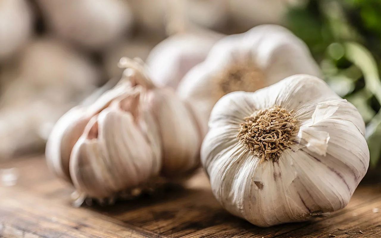 Ostavite režanj češnjaka na štednjaku: zašto i kada to učiniti.