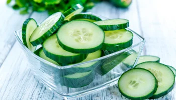 Kurkun viipaleiden valmistus laakerinlehdillä: mitä hyötyä siitä on ja miten sitä käytetään asiantuntijoiden mukaan.