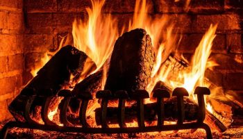 Namiesto peliet spaľujú vo svojich peciach bežný odpad. To im umožňuje ušetriť.