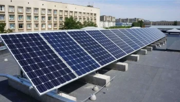 Uusiutuvilla energialähteillä toimiva elektroninen musiikki: legendaarinen Fabrik tuottaa 40 % energiastaan aurinkopaneeleilla.