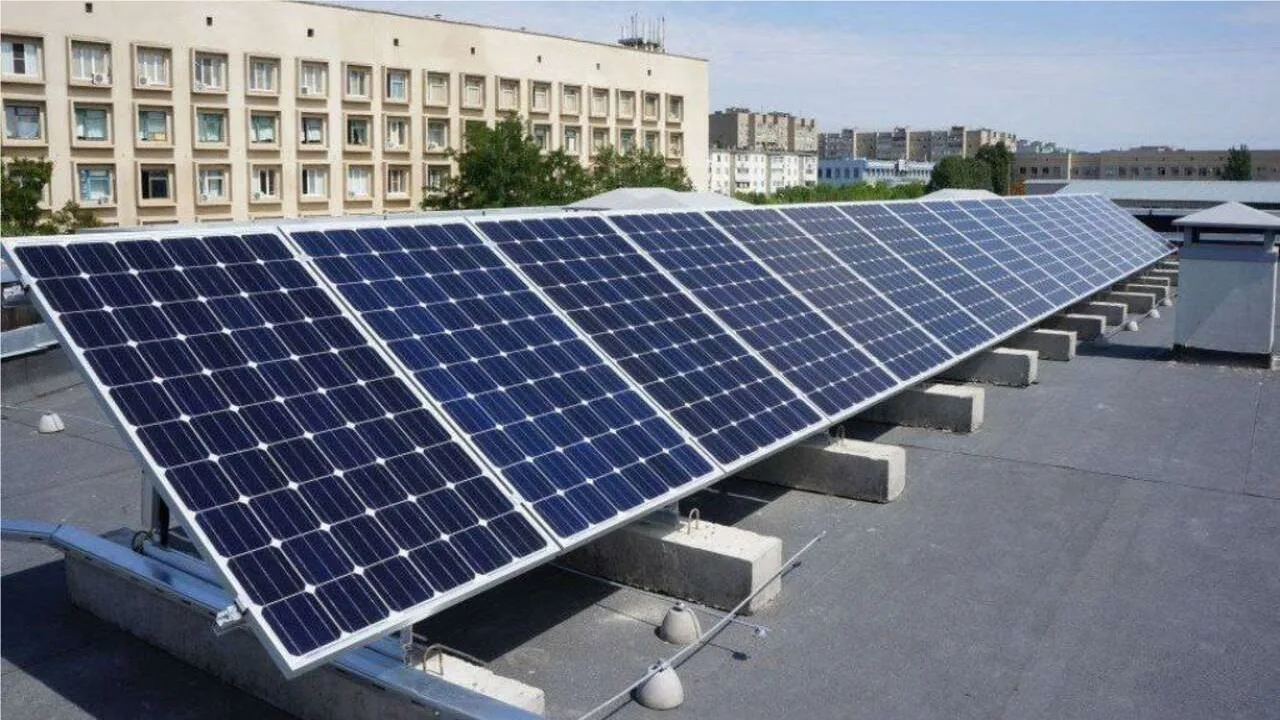 Uusiutuvilla energialähteillä toimiva elektroninen musiikki: legendaarinen Fabrik tuottaa 40 % energiastaan aurinkopaneeleilla.