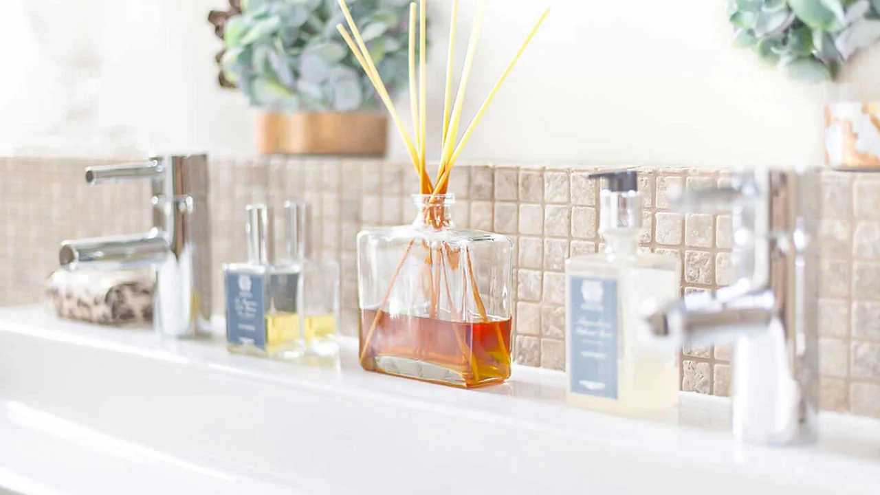 Yksinkertainen isoäidin temppu, jonka avulla voit pitää kylpyhuoneen tuoksun miellyttävänä koko päivän ilman ilmanraikastimia.