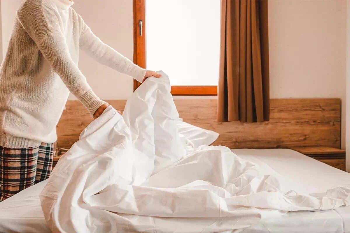 „Meniť posteľnú bielizeň každé dva týždne alebo každý mesiac nie je správne, ale optimálna frekvencia výmeny posteľnej bielizne môže byť prekvapujúca.“