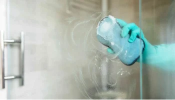 Kuinka puhdistaa suihkuseinä kalkkikerrostumasta helposti ja nopeasti sitruunan ja pergamenttipaperin avulla.