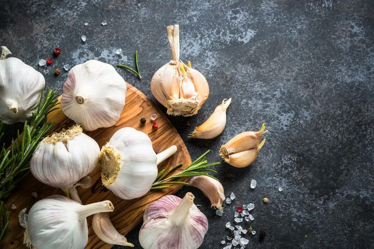 Ani voda, ani zubná pasta: jednoduchý domáci spôsob, ako sa zbaviť zápachu cesnaku za pár sekúnd.
