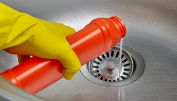 Turnarea în canalizare a înălbitorului: de ce este recomandată și care sunt avantajele.