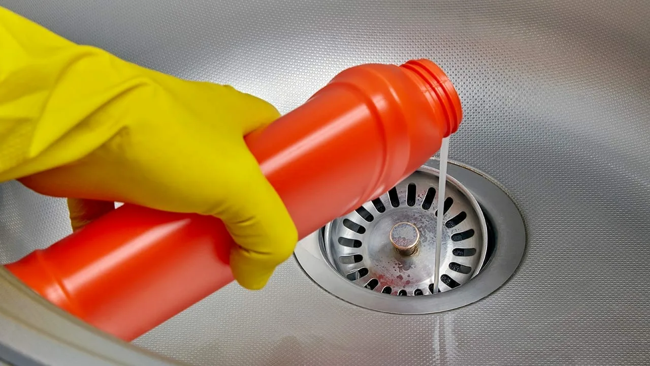 Turnarea în canalizare a înălbitorului: de ce este recomandată și care sunt avantajele.