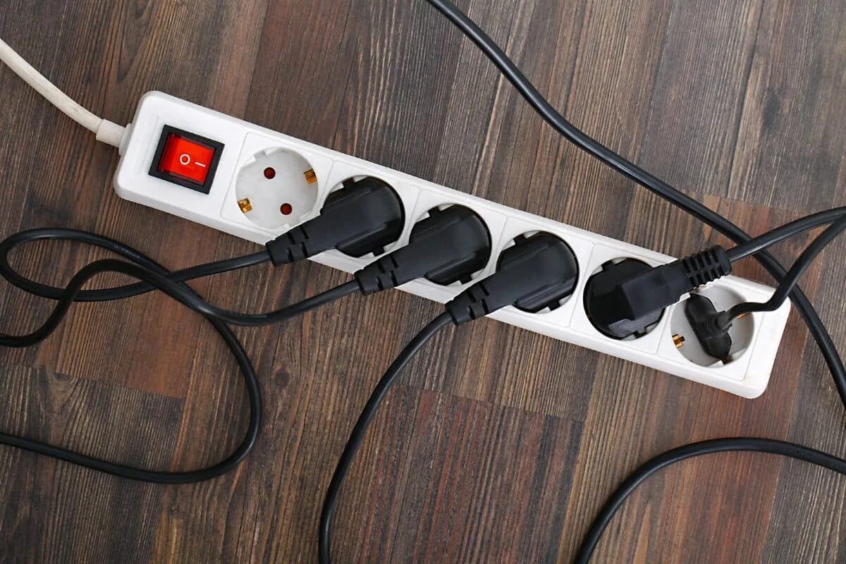 Nemojte ga spajati na produžni kabel. Električar upozorava na opasnost.