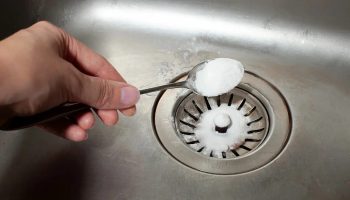 Zahrejte ho a nalejte do drezu. Tuk sa nebude usadzovať v potrubiach, ani po vyprážaní šišiek.