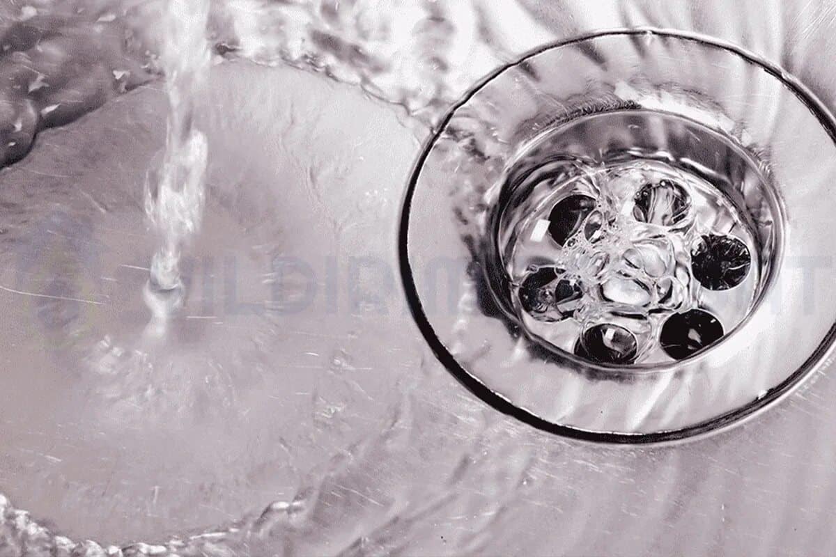 Polijevanje sudopera toplom vodom: vodoinstalateri upozoravaju i objašnjavaju zašto se to ne preporučuje.