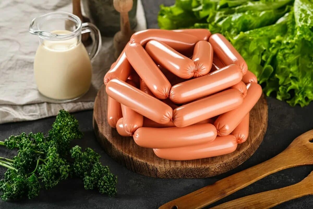 Kobasicama dodajte 1 žlicu vode i stavite ih na tanjur. Tijekom prženja neće popucati i bit će ukusniji.