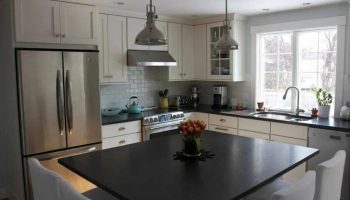 Prečo si stále viac Slovákov vyberá umiestnenie drezu pod oknom v kuchyni? Aké sú jeho výhody?