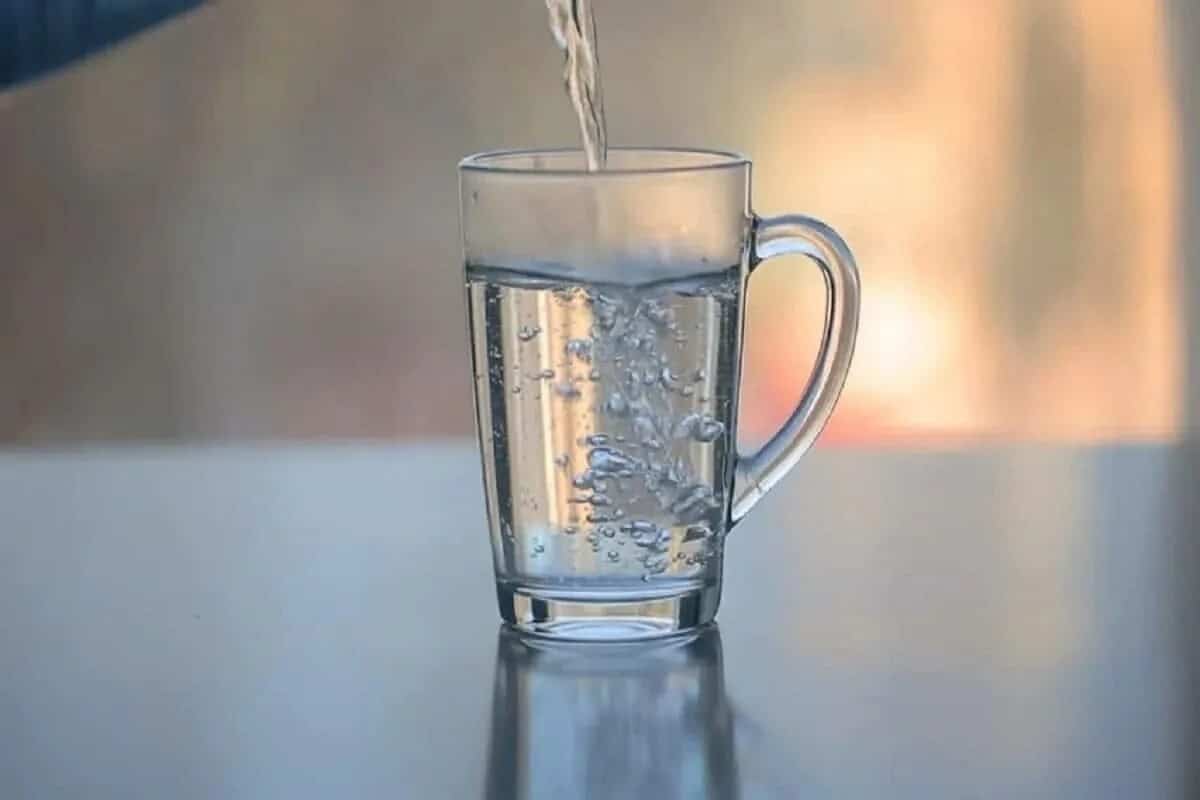 Koja je stvarna korist od pijenja tople vode? Nutricionisti će objasniti kako to funkcionira.