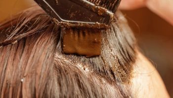 Prírodná zelená pasta premenila moje vlasy. Prírodný spôsob, ako im dodať krásnu farbu a posilniť pramene.