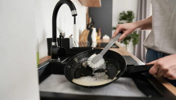 Stačí dve lyžice – a aj staré panvice budú žiariť ako nové: jednoduchý trik