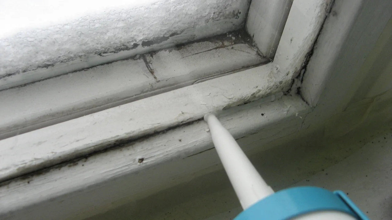 Kako izolirati prozore kod kuće kako biste zadržali toplinu (i uštedjeli na troškovima grijanja)