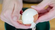 Vajce sa dá očistiť tak rýchlo. Nie je potrebné namáčať ho v octe alebo soli.