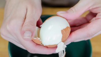 Vajce sa dá očistiť tak rýchlo. Nie je potrebné namáčať ho v octe alebo soli.
