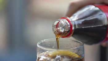 Koľko šálok kávy obsahuje jedna fľaša Coca-Coly?