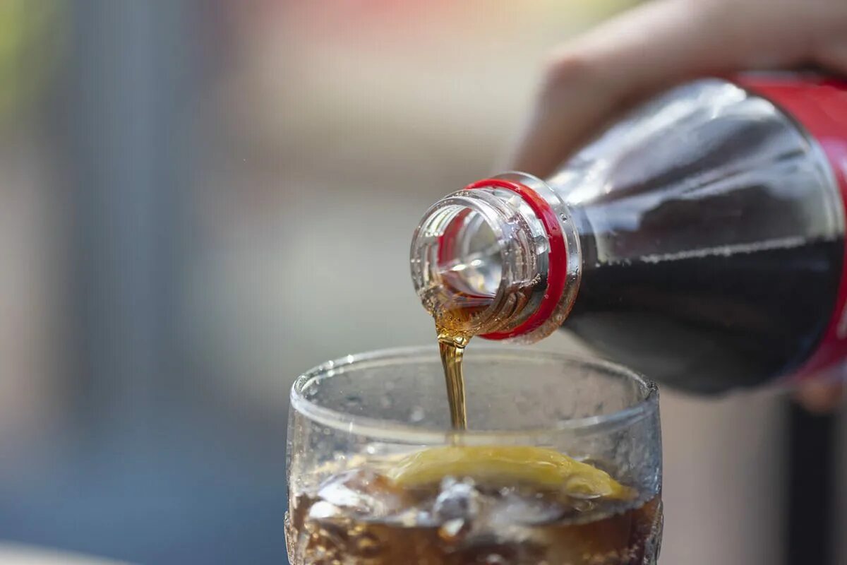 Koľko šálok kávy obsahuje jedna fľaša Coca-Coly?