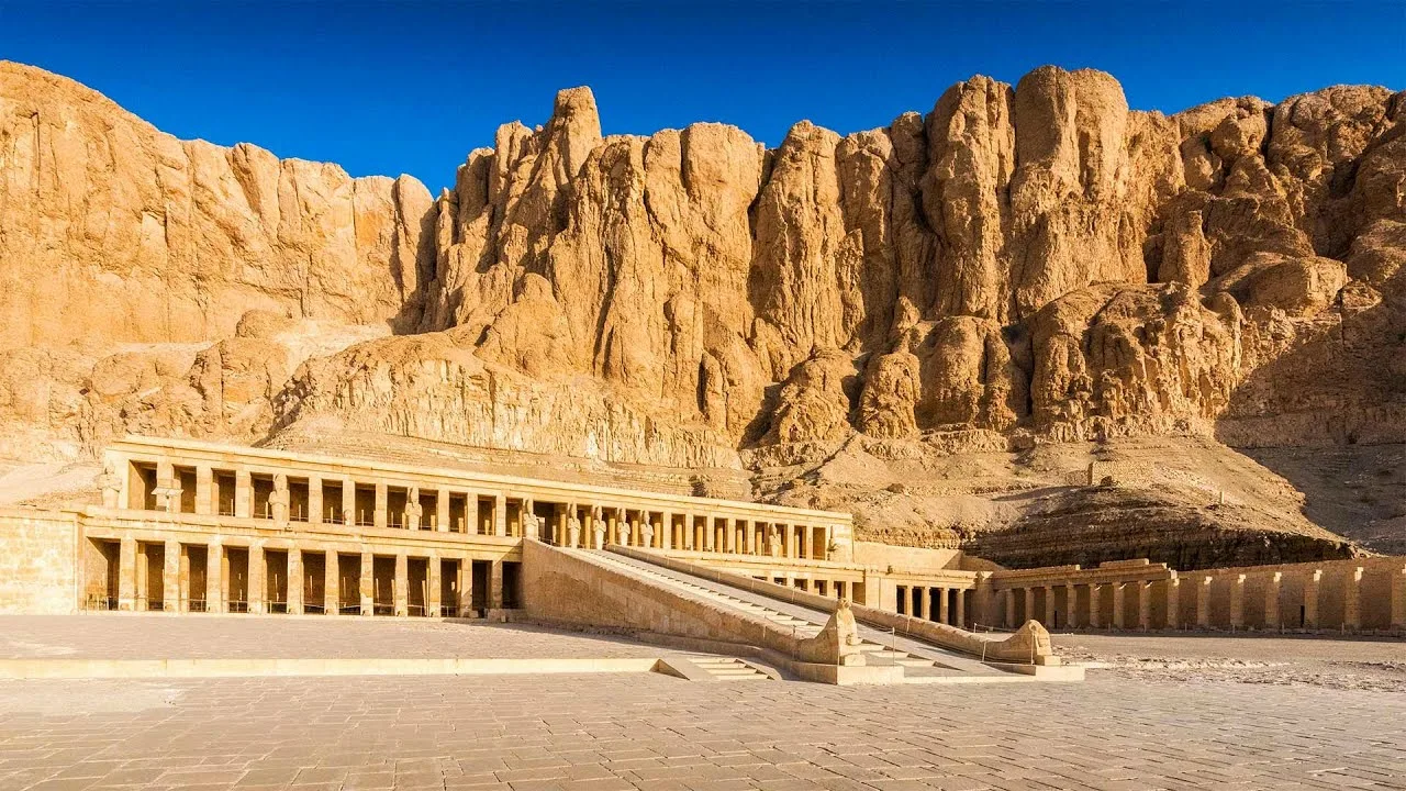 Saudi-Arabia luopuu pyrkimyksestään jäljitellä muinaista Egyptiä ja lykkää faraoiden tyyliin rakennettuja lippulaivahankkeitaan.