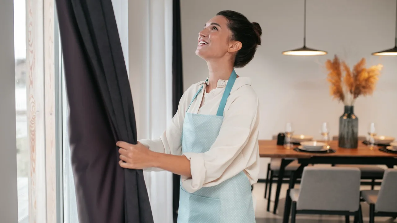 Pranje zavjesa sa žlicom šećera: zašto se preporučuje i za što je korisno.