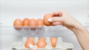 Ani na dvierkach chladničky, ani v kartónovom obale. Len tak vajcia zostanú dlhšie čerstvé.