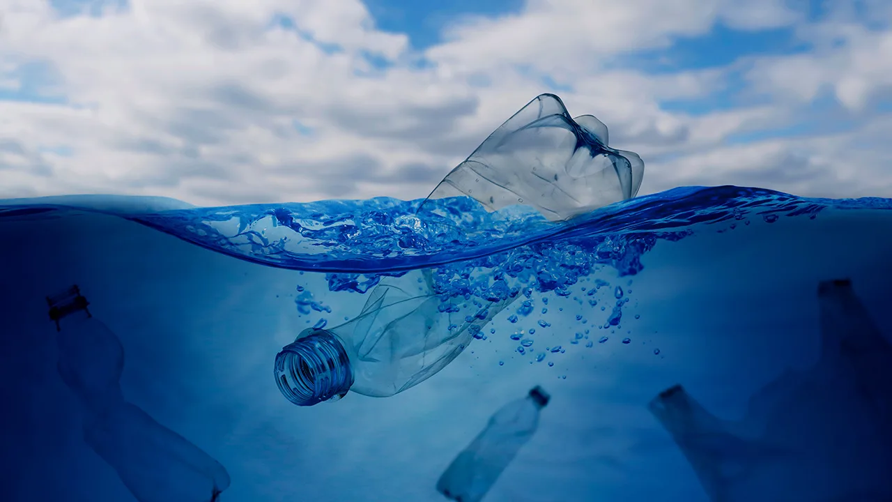 Znanstvenici pokušavaju otkriti mikroplastiku u moru iz svemira: inovativna metoda.