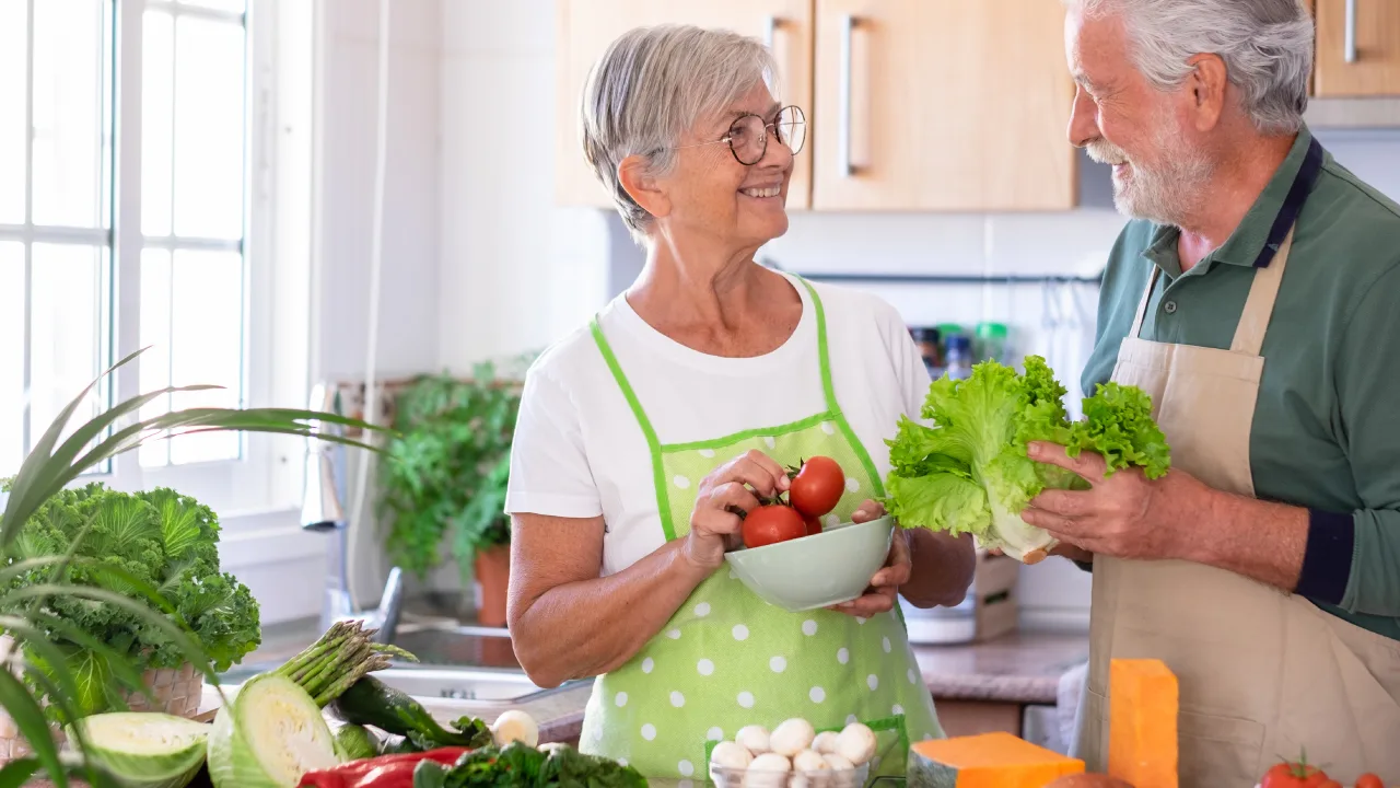 Ravitsemusterapeutti: ”Useimmat ikääntyneet eivät saa tarpeeksi proteiinia ravinnostaan.”