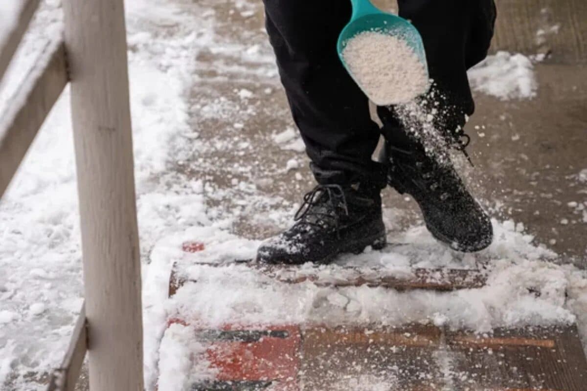 Streuen Sie bei Glatteis kein Salz: Diese beiden natürlichen Zutaten verhindern Stürze, ohne den Rasen zu beschädigen
