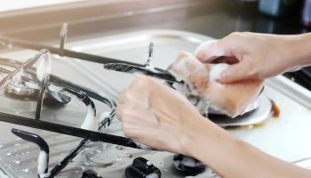 Pridajte 10 kvapiek a potrite znečistené horáky. Prihorená špina sama odpadne. Ako čistiť horáky plynového sporáka