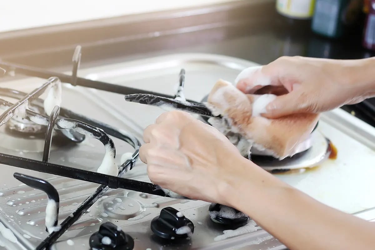 Pridajte 10 kvapiek a potrite znečistené horáky. Prihorená špina sama odpadne. Ako čistiť horáky plynového sporáka