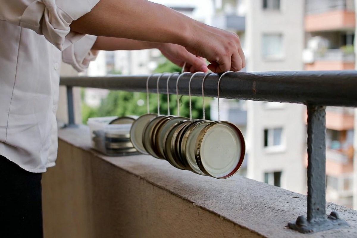 Kačenje poklopaca od džema na balkon: zašto se preporučuje i čemu služi – image 1