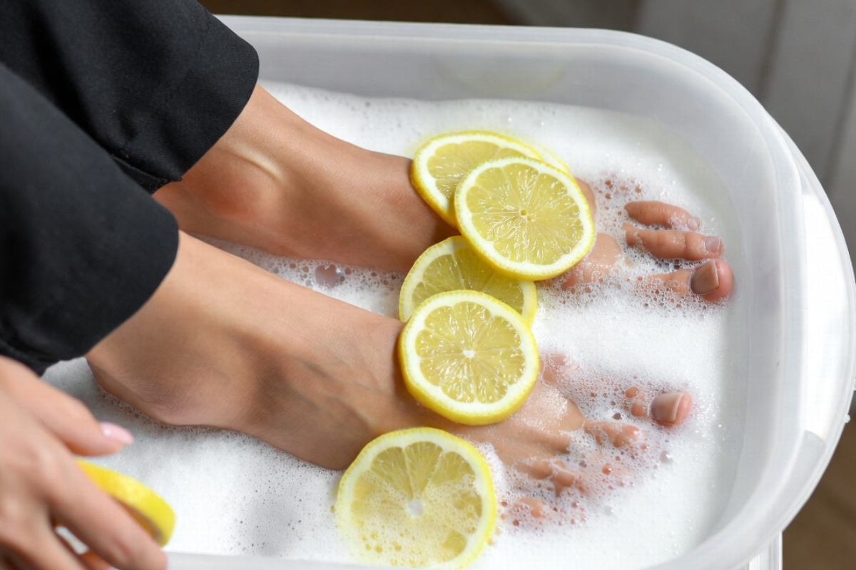 Pranje nogu limunom i sodom bikarbonom: zašto se preporučuje i kada je najbolje vreme za to – image 1