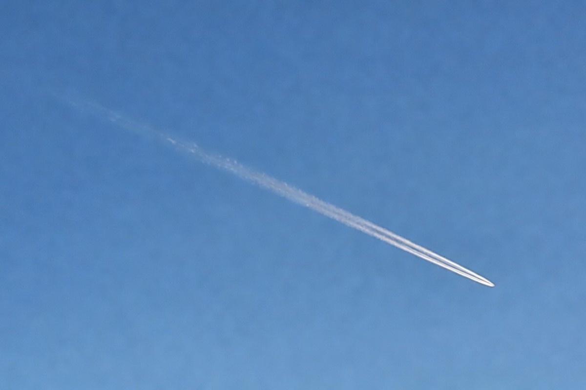 Zašto od aviona ostaje beli trag na nebu? Tajna o kojoj vam nikada nisu pričali – image 1