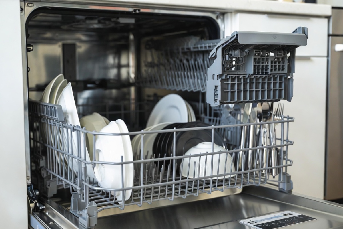 Malo ljudi u Srbiji zna: čemu služi mala klapna na gornjoj rešetki mašine za sudove? – image 1