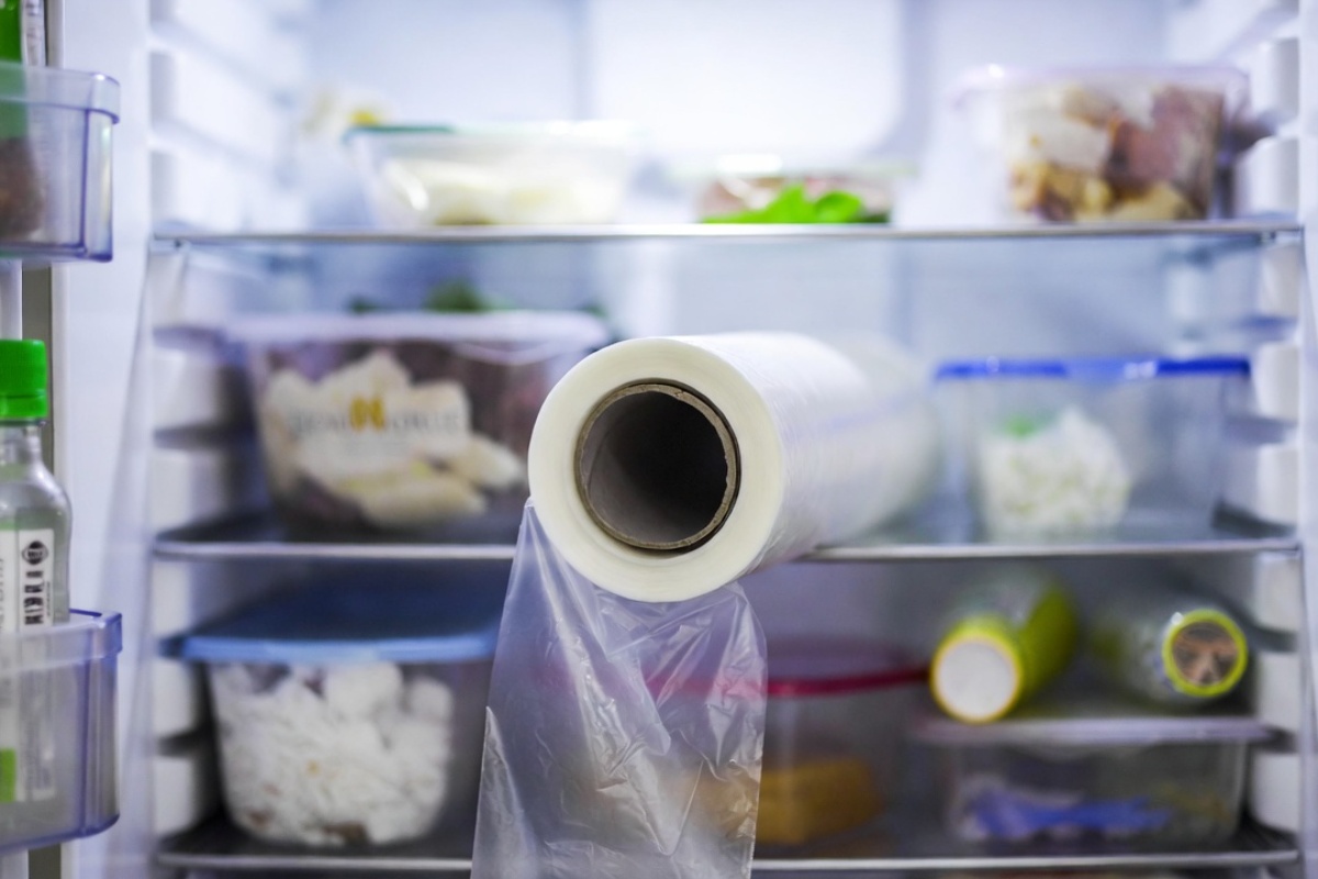 Stavljanje providne folije na police frižidera: čemu služi i kako olakšava čišćenje – image 1