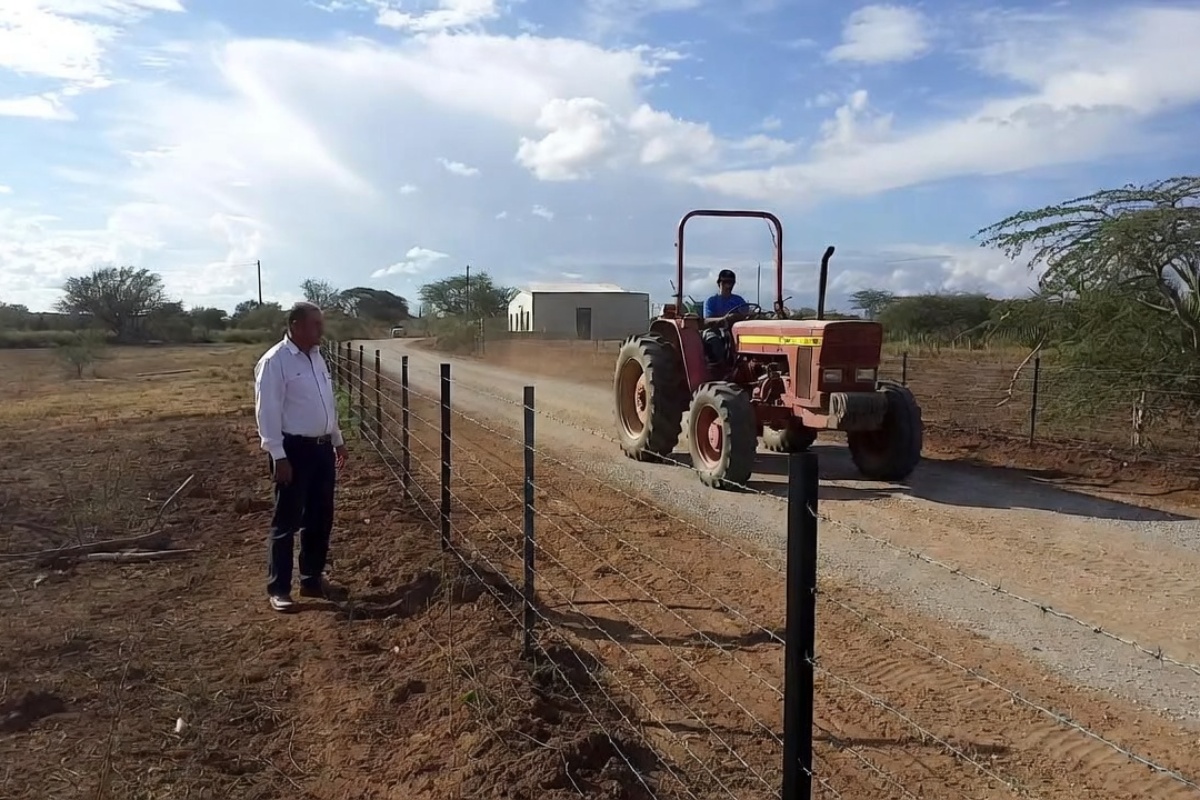 Vlasnik postavio ogradu u dvorištu zbog koje komšija mora da silazi sa traktora da bi je otvorio i prošao: Vrhovni sud smatra da je to „obična neprijatnost“ koja ne sprečava pravo prolaza – image 1