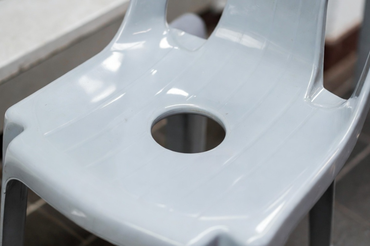 Čemu služi rupa na sredini plastičnih stolica – image 1