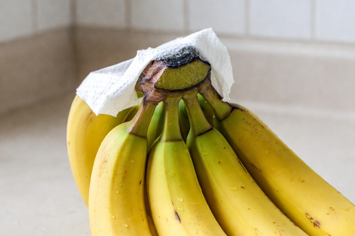 Prekrivanje peteljke banana vlažnim papirnim ubrusom: čemu služi i koje su prednosti – image 1