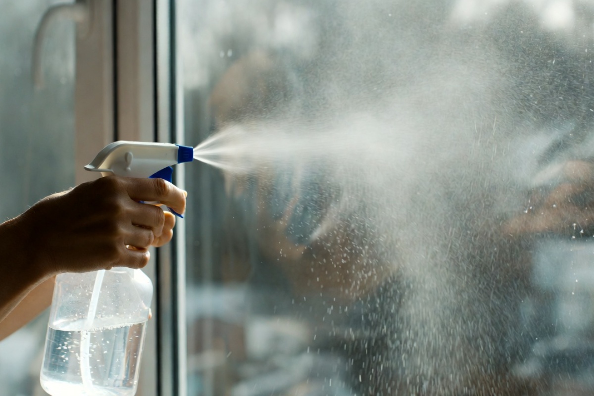 Prskanje prozora slanom vodom: zašto se preporučuje i koje su prednosti – image 1