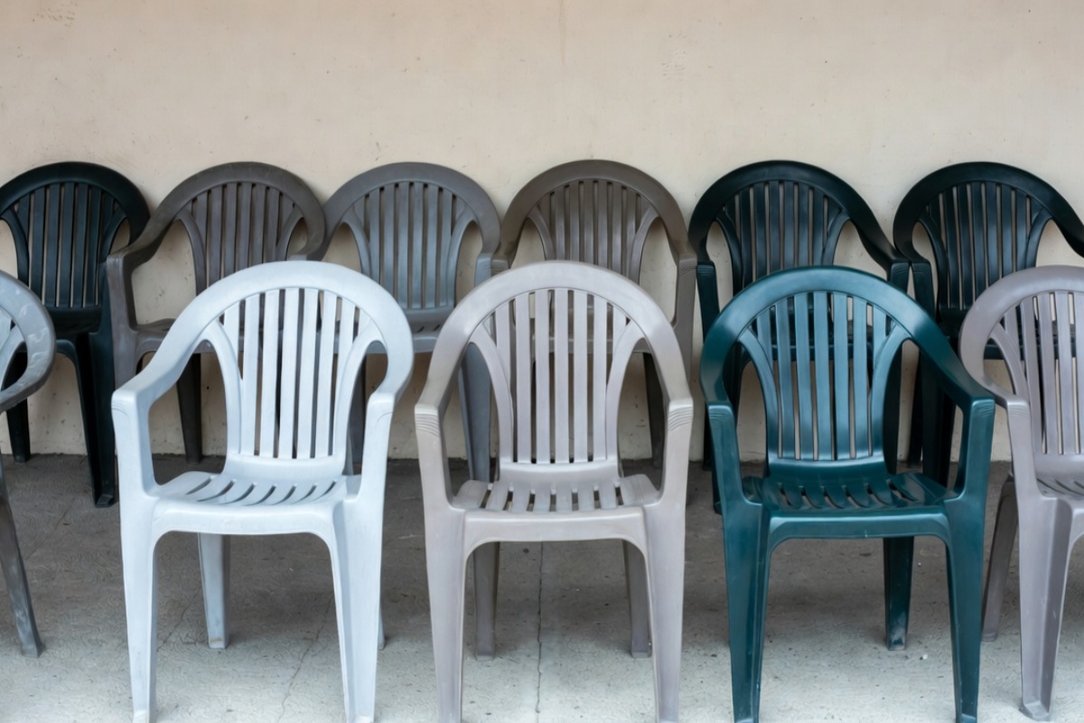 Čemu služe prorezi na plastičnim stolicama? – image 1