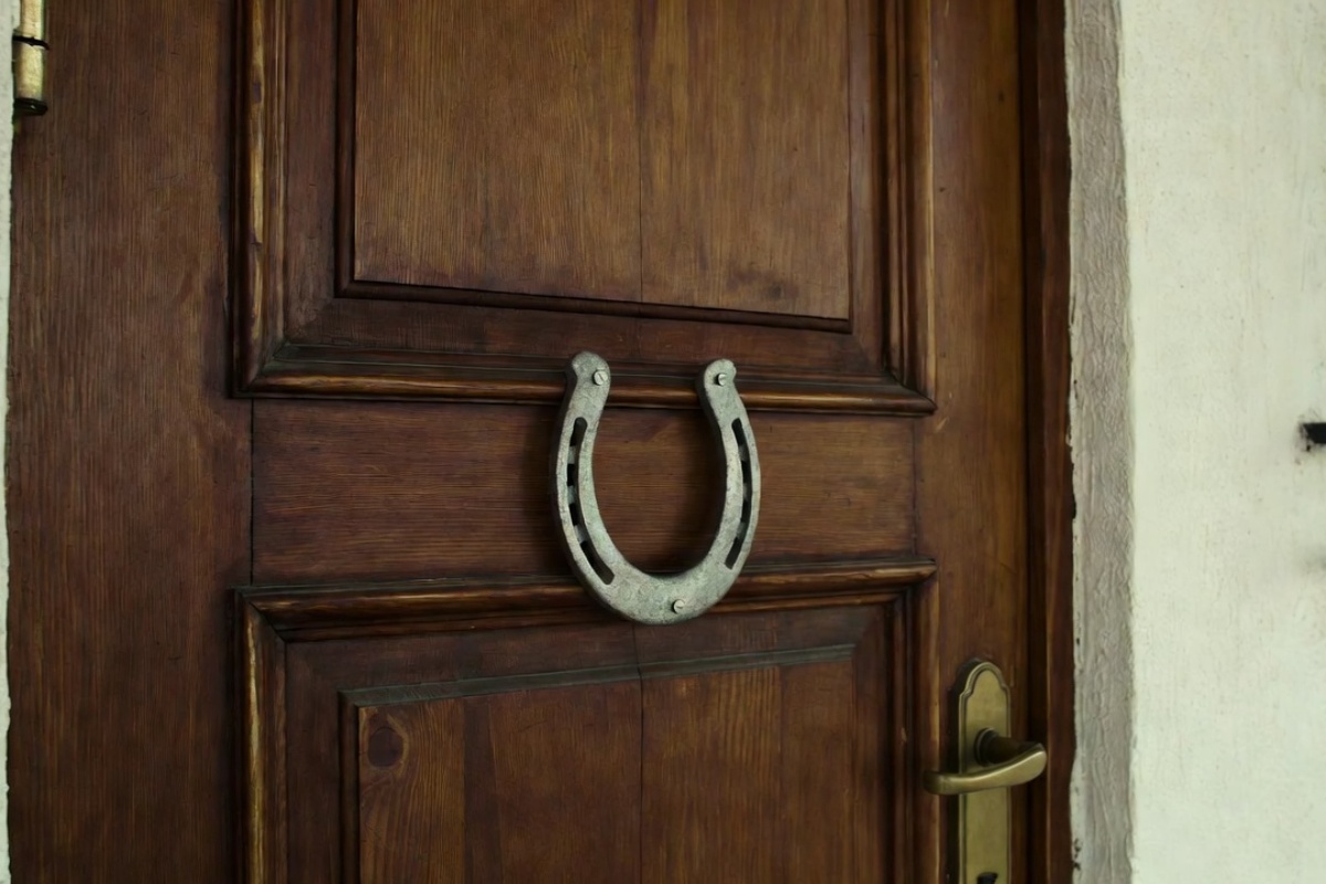Nije samo dekoracija: šta znači postaviti potkovicu na vrata kuće – image 1