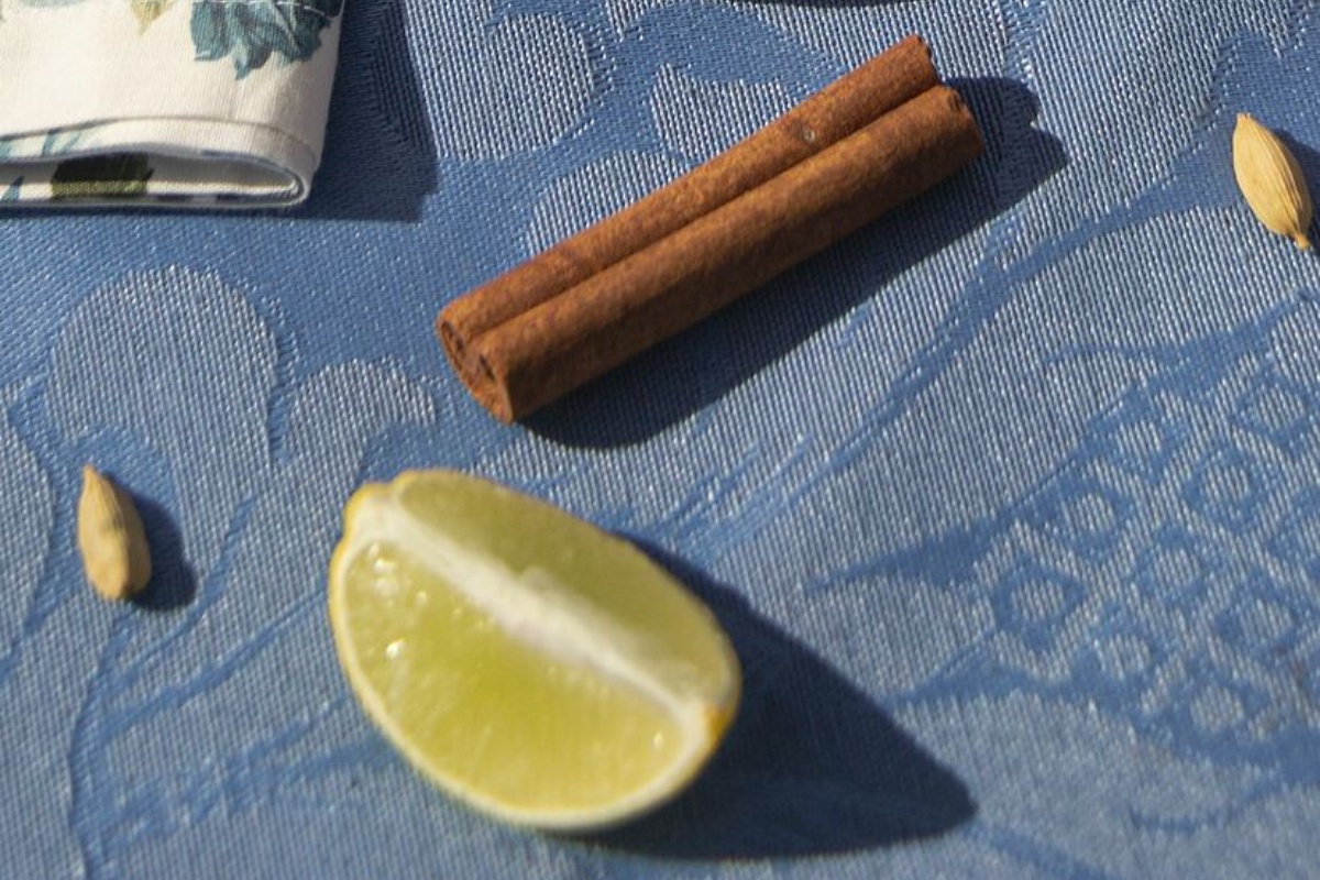 Kuvanje kore limuna sa cimetom i bosiljkom: čemu služi i zašto se preporučuje – image 1