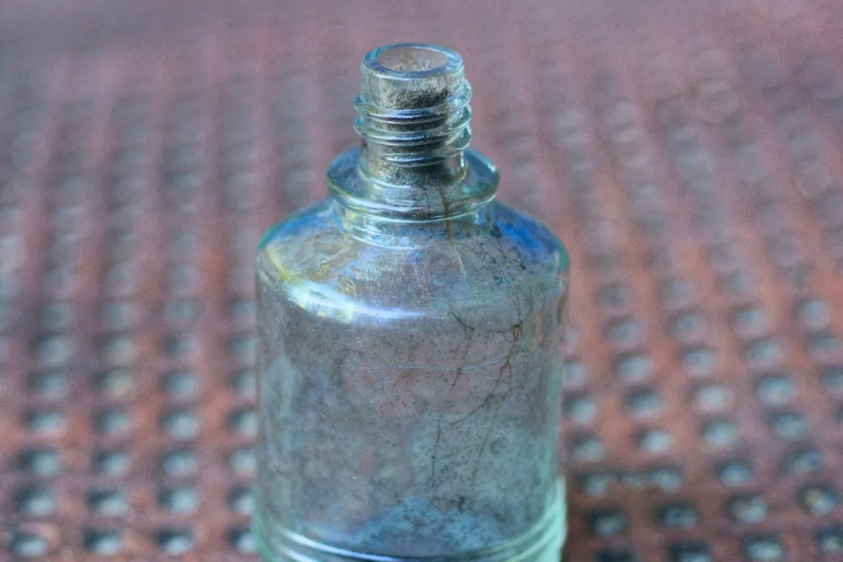 Kako očistiti veoma usku staklenu flašu: zahvaljujući kućnom triku – image 1