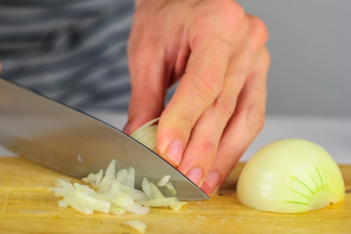 Stavljanje drvene kašike na dasku pri sečenju luka: koje su prednosti – image 1