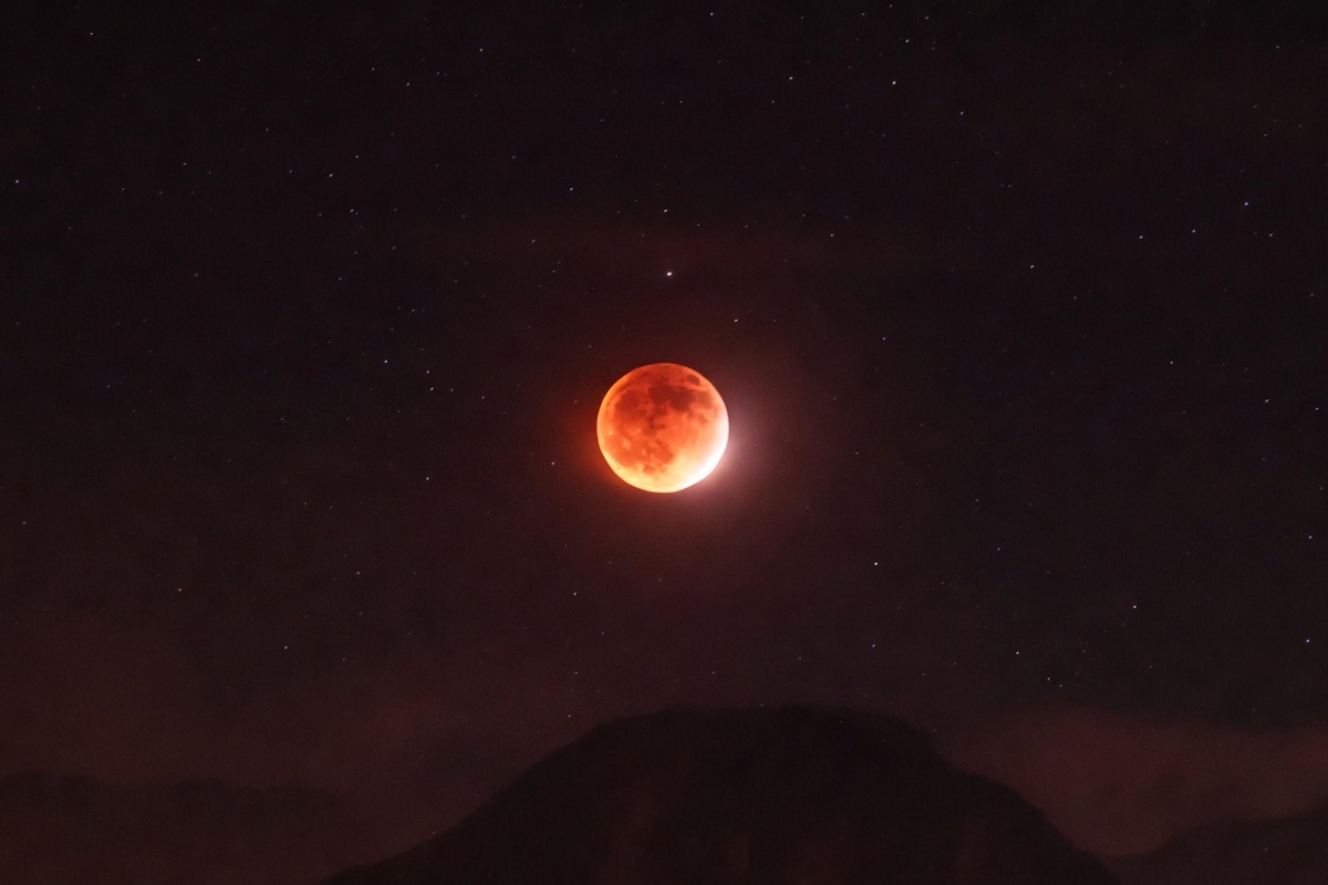 Potpuno pomračenje Meseca i crveni sjaj na nebu