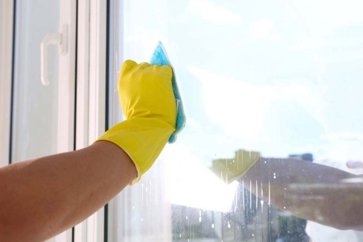 Dubinsko čišćenje prozora za uklanjanje prljavštine i vraćanje sjaja: domaći recept sa 3 sastojka koji ih ostavlja kao novim – image 1