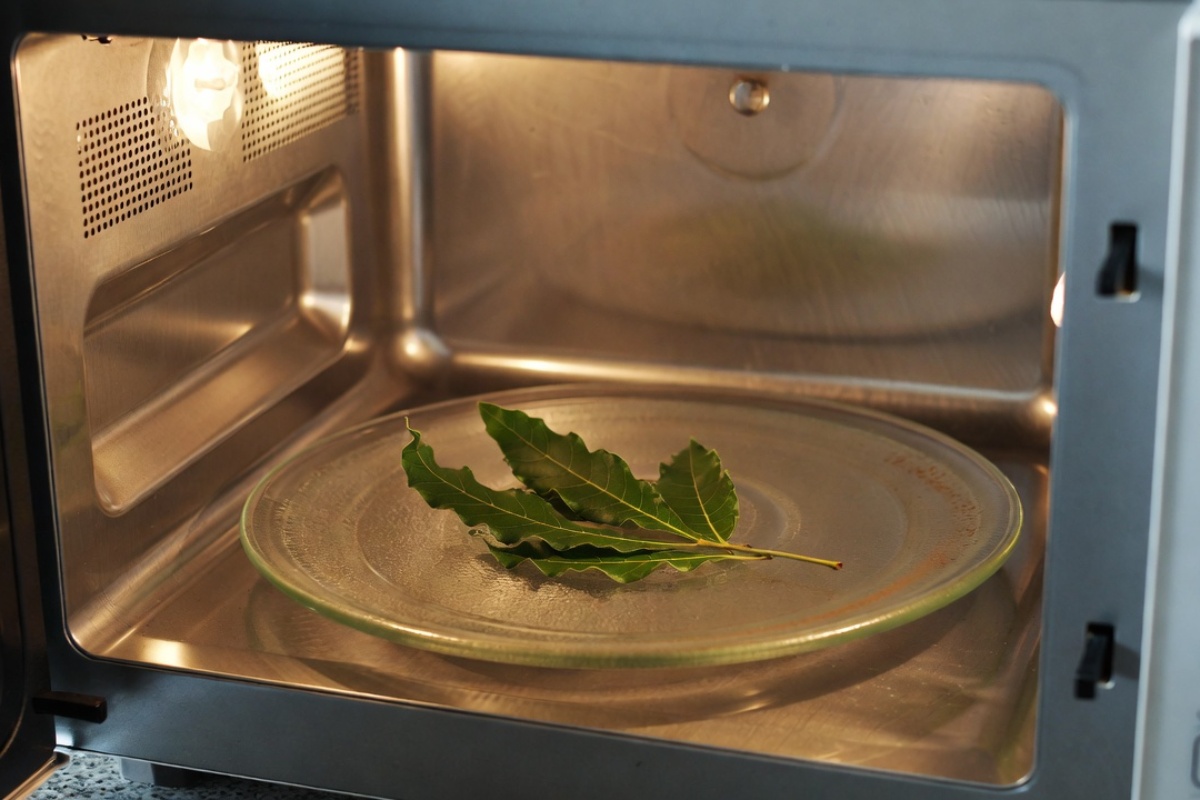Za stručnjake za čišćenje to je nepogrešiv trik: kako koristiti lovorov list za uklanjanje mirisa iz mikrotalasne rerne – image 1