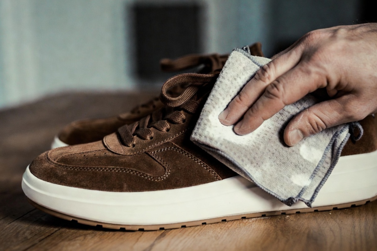 Ni veš-mašina ni mokra krpa: kako oprati patike od prevrnute kože bez oštećenja – image 1